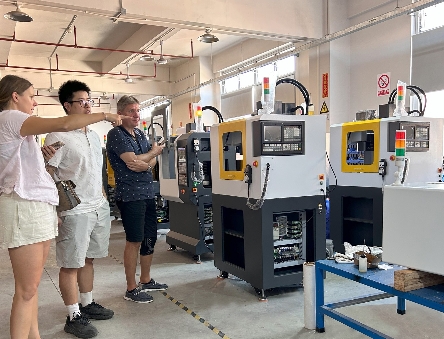 捷克客戶蒞臨育菁裝備考察桌面級加工中心，深化技術交流合作